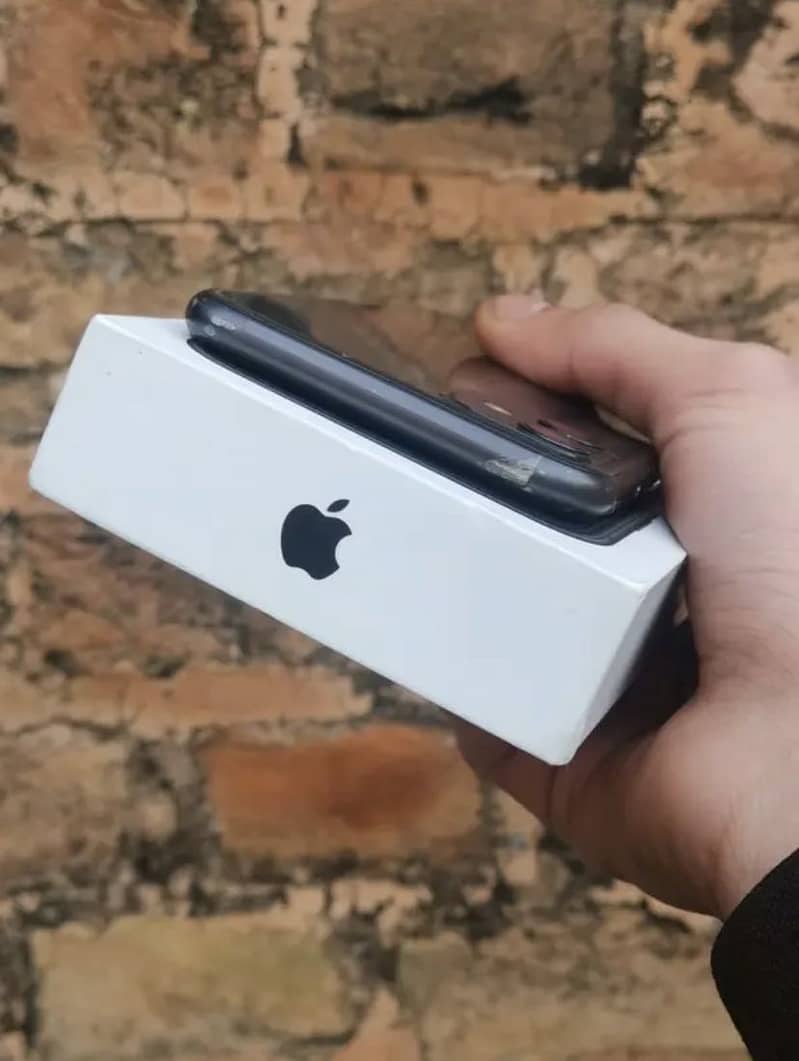 iPhone 11 3