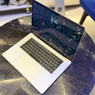 MacBook pro 2019 15.4 inch core i9 6 Core CTO 32GB RAM 512GB SSD
