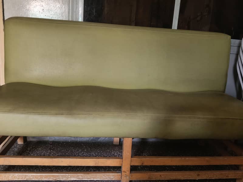 table + 2 sofa 3seater 0