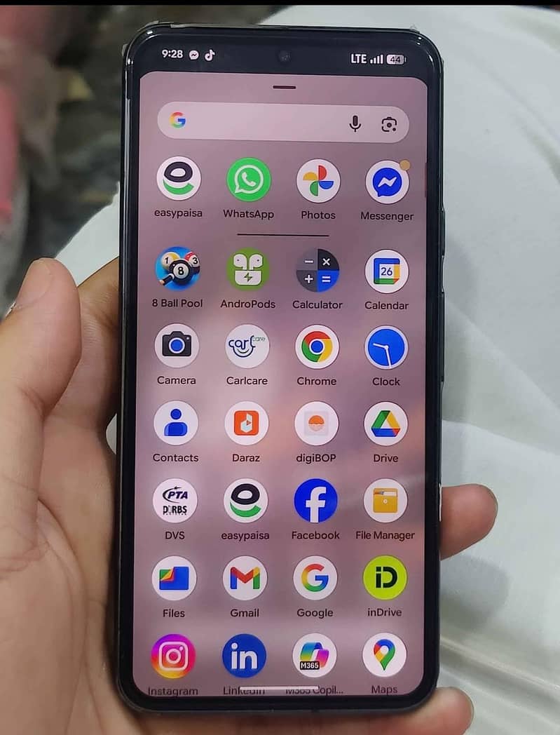 google pixel 8 waterproof mirror dot on screen 1