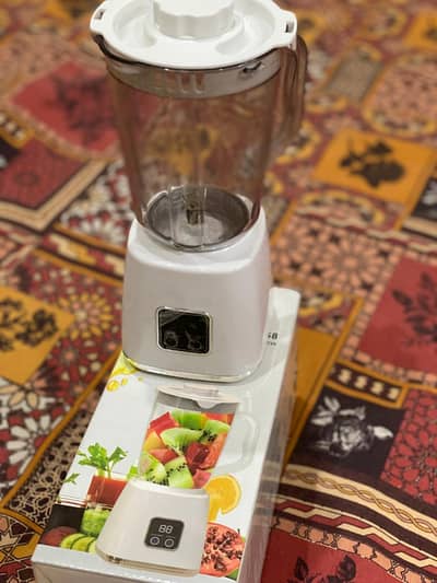Rechargeable juicer machine