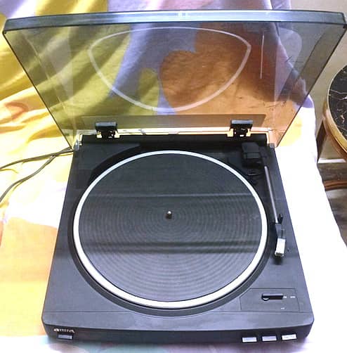 Aiwa automatic Turntable . 0