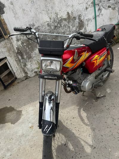 Honda 125 red color