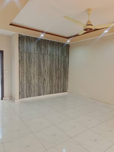 10 Marla House available for rent