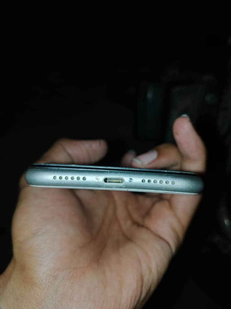 iPhone 11 4