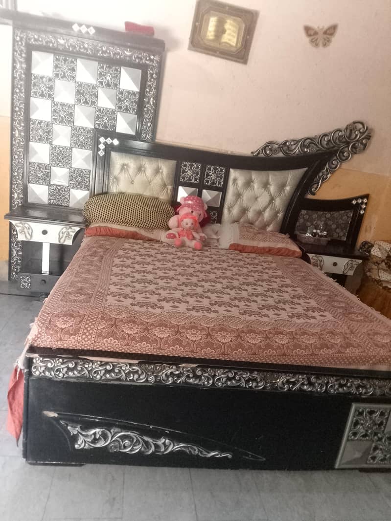 double bed+ side tables+ dressing 0