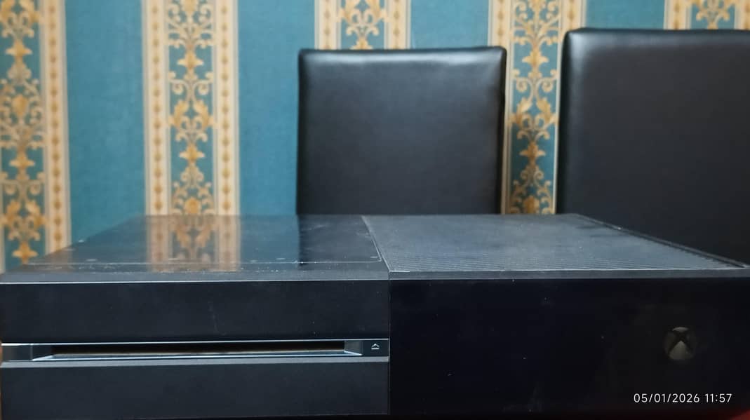 X box 1 Console 4