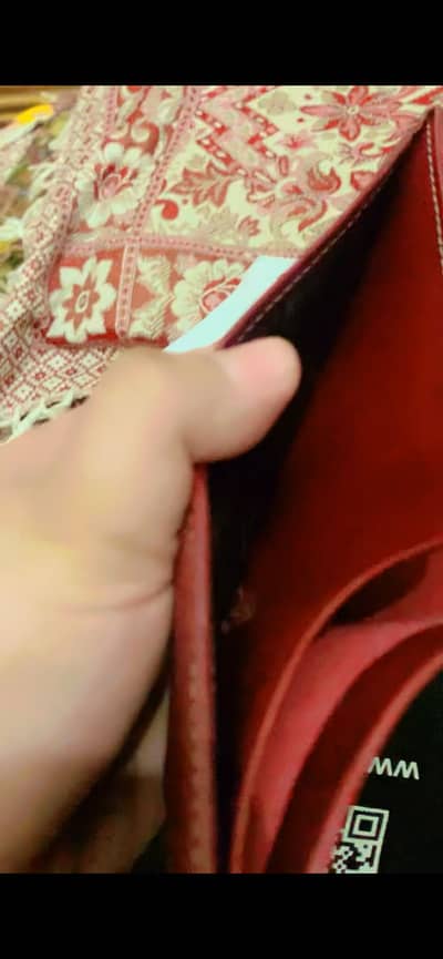 Made with 100%Premium CowLeather Wallet with threeLayersof KeepingCash