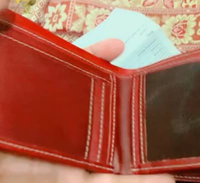 Made with 100%Premium CowLeather Wallet with threeLayersof KeepingCash