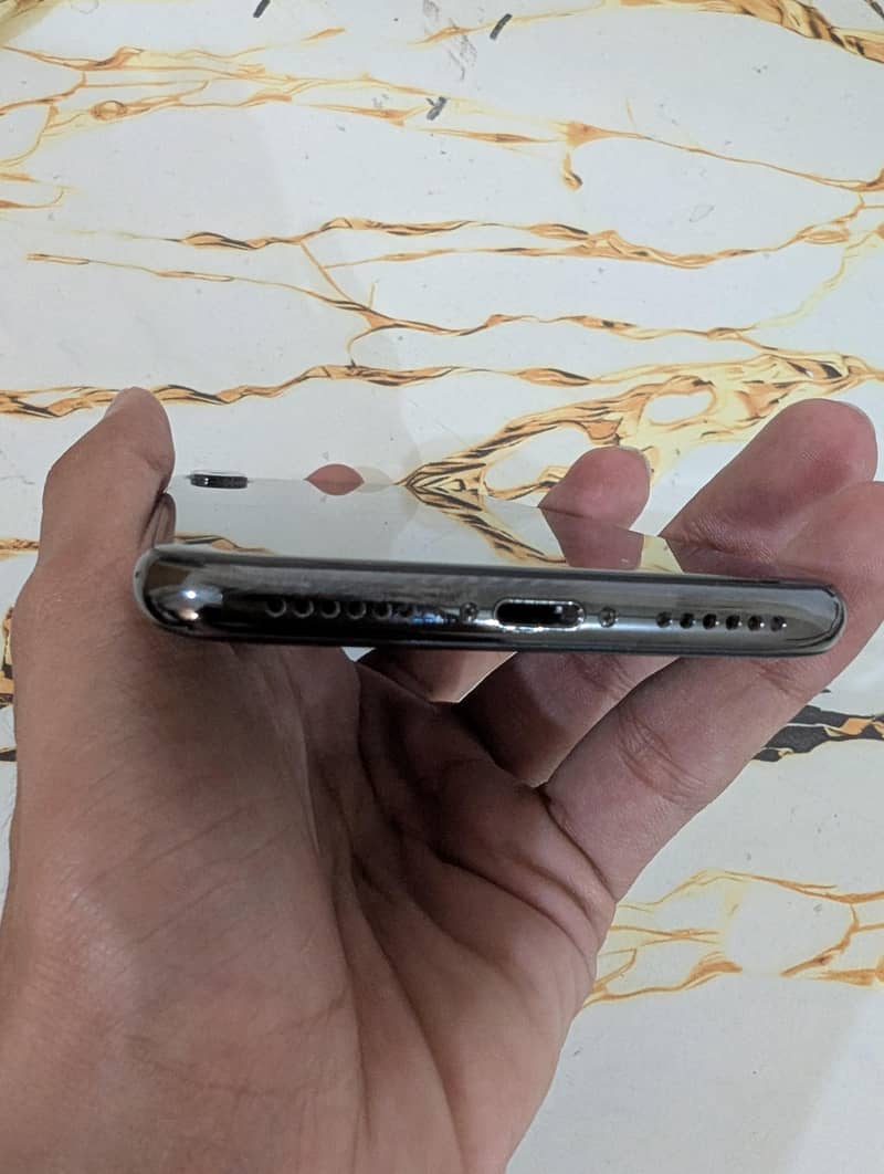 IPhone X 4