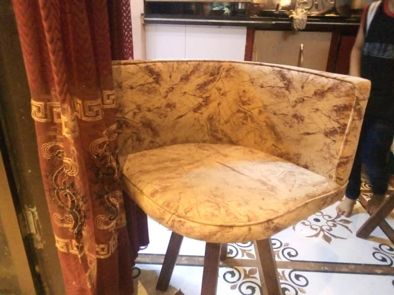 DINING TABLE 3