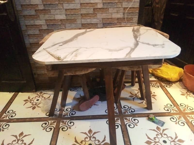 DINING TABLE 4
