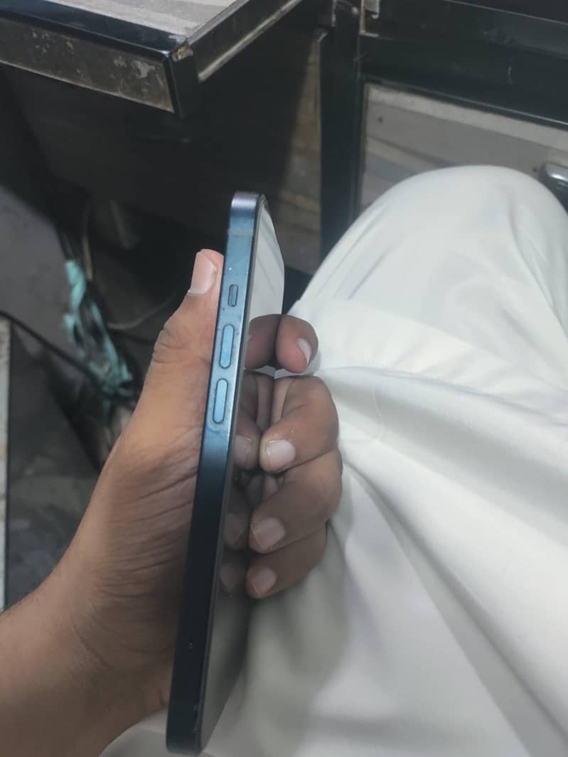 iPhone 13 3