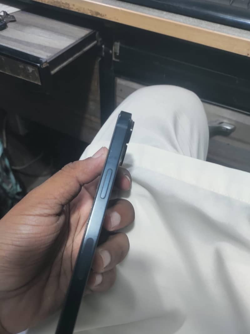 iPhone 13 4