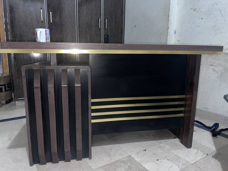 OFFICE TABLE 0