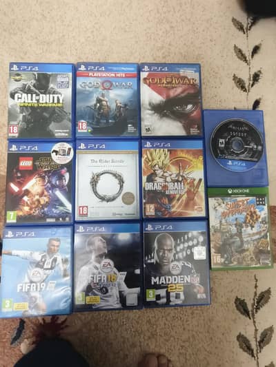 PS4.  Games availables good condition