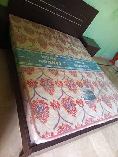 Queen size bed with 2 side tables and cannon medical mattress