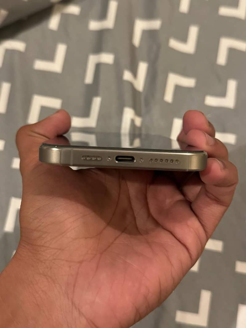Apple iPhone 15 Pro Max 3