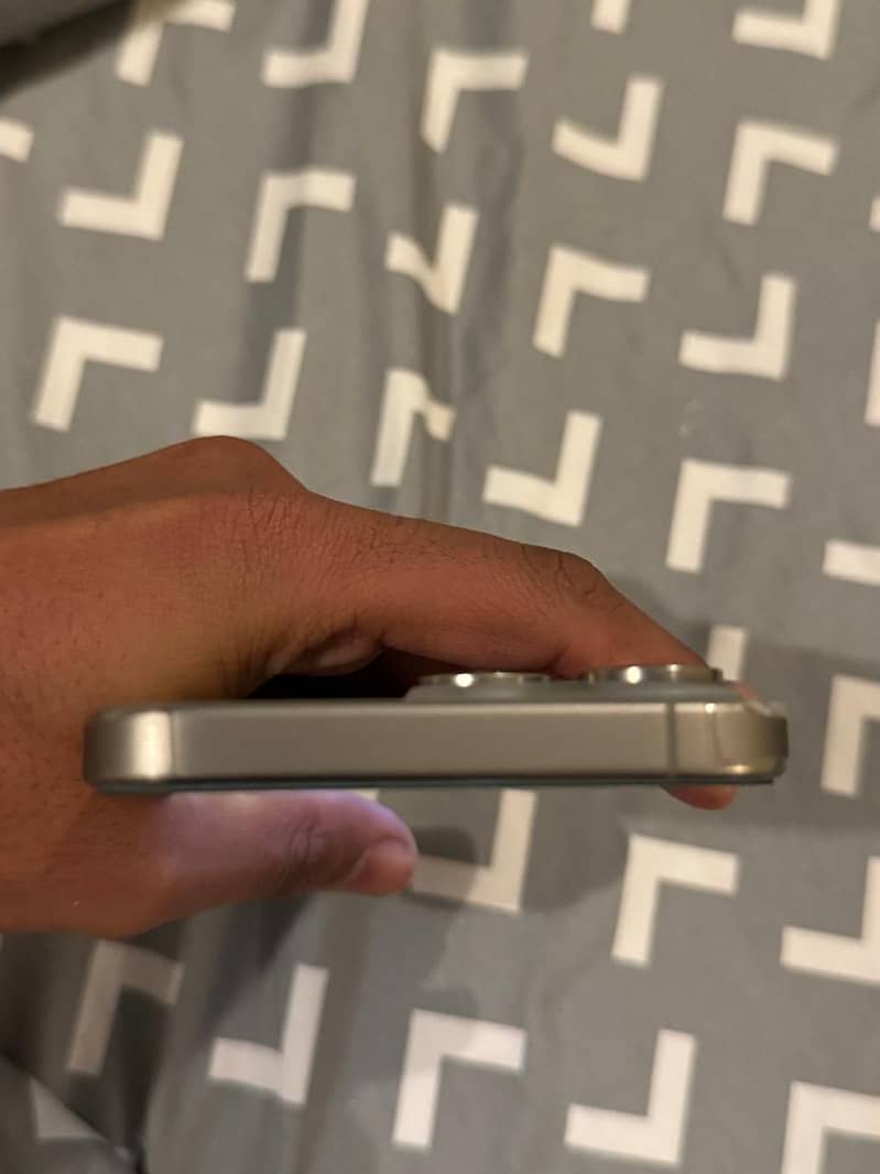 Apple iPhone 15 Pro Max 4