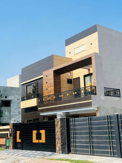 10 Marla Brand New Modern House | Solid Construction | Ready To Move For Sale At Bahria Orchard Lahore