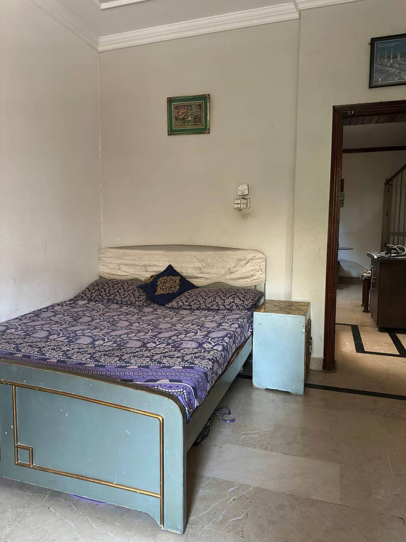 Queen size bed set 1