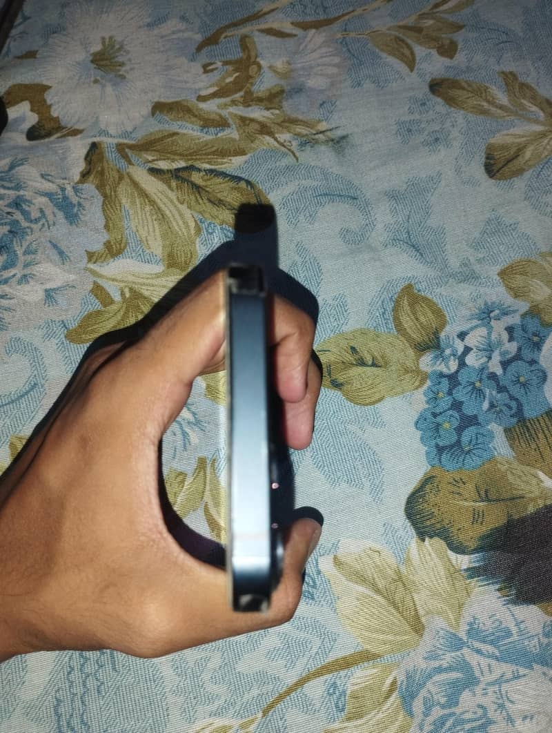 iPhone 13 4