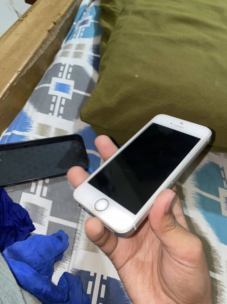 iPhone SE 2016 4