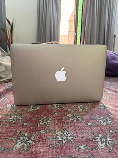 MacBook Air 13” (2013) – Lightweight & Reliable Laptop
