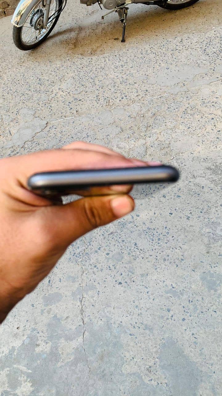 iPhone 11 4