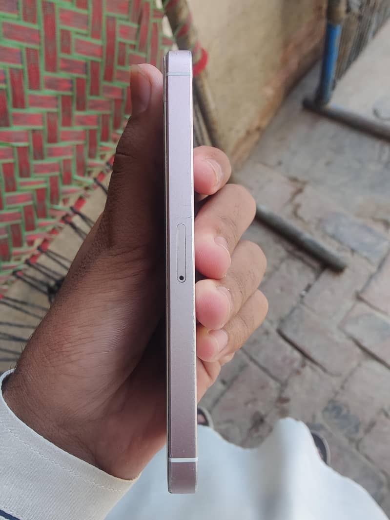 IPhone SE 2016 3