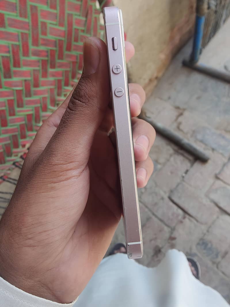 IPhone SE 2016 4