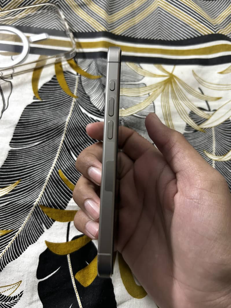 iPhone 15 pro 4