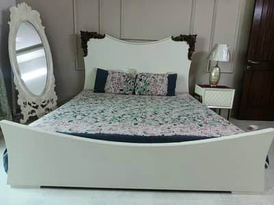 Bed set with one side table and dressing chester