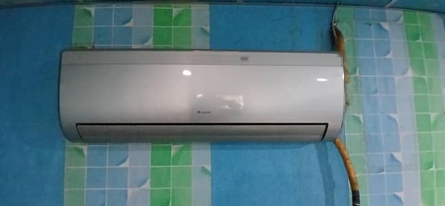 GREE 1 TON INVERTER AIR CONDITIONER