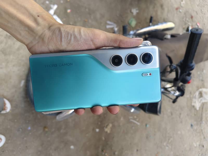 camon 40 pro 1