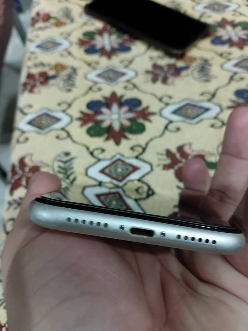 iPhone 11 3