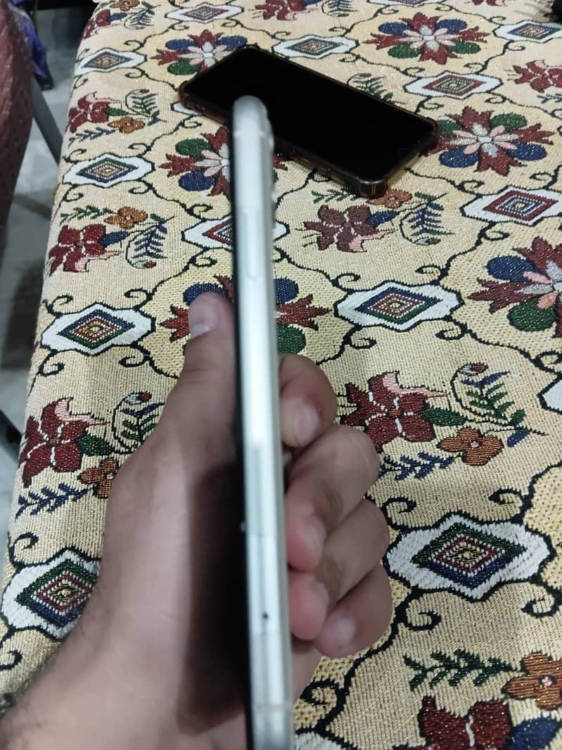 iPhone 11 4