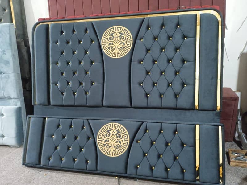 bed 2 side tables and dirasing 2