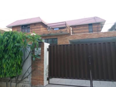 One Kanal Used Modern Design Bungalow For Sale At Prime Location Of DHA Lahore Near To Park Masjid & Commercial Market.