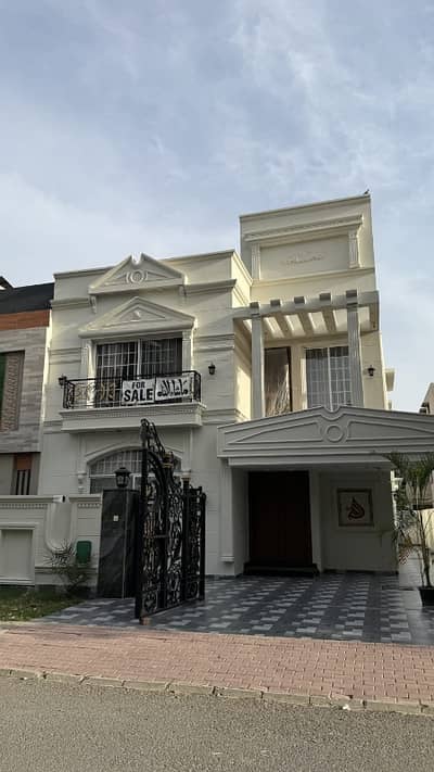 10 Marla beautiful spinach home in bahria Town Lahore