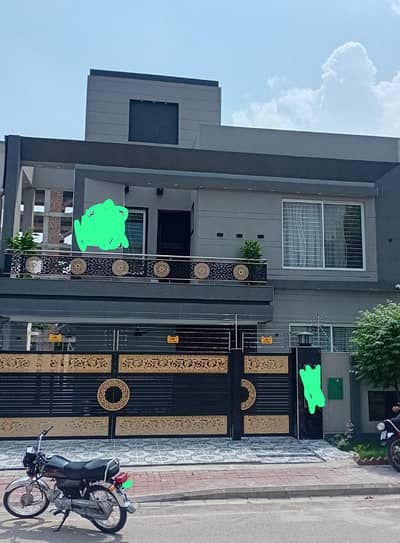 10 Marla Beautiful Modern House In Bahria Town Lahore