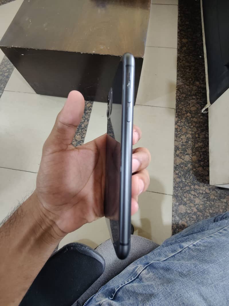 Apple iPhone 11 4