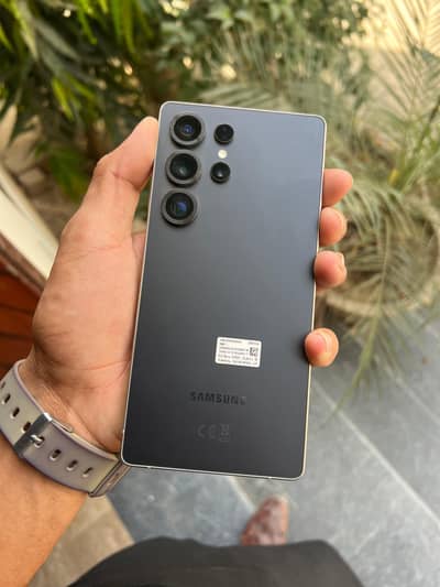SAMSUNG S25 ULTRA Titanium black 10/10. NON PTA SIM TIME AVAILABLE