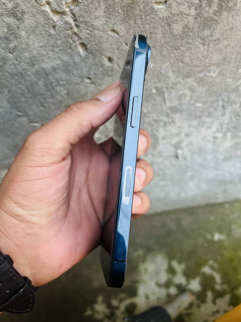 iPhone 13 4