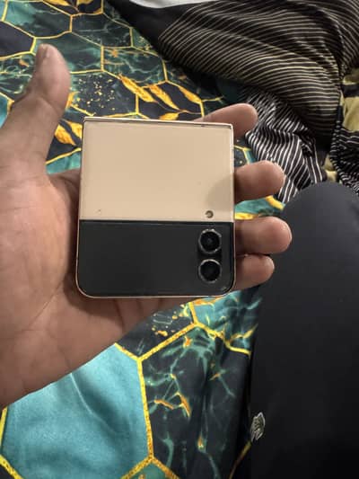 Samsung Flip 4 gold colour