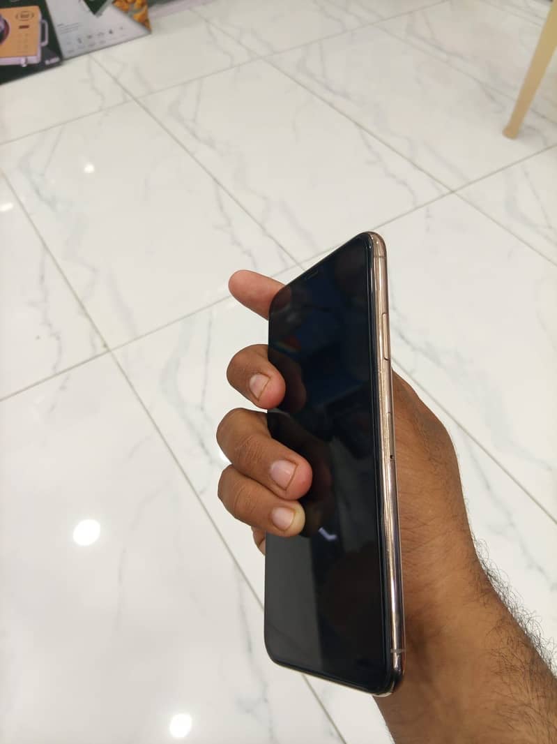 iPhone 11 Pro Max 6