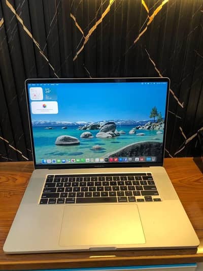MacBook 2017 32/1000 gb SSD i7 processor 4gb GPU