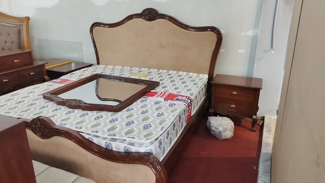 Bed dressing and two side table fully solid new article low price 11