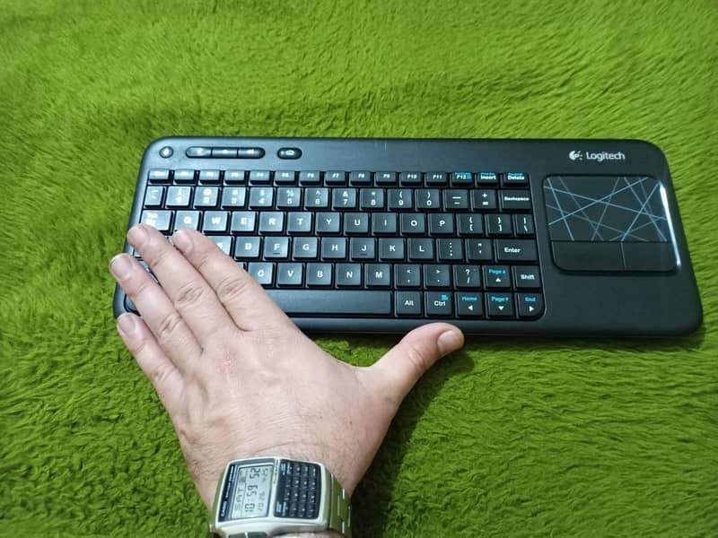 Logitech K400 2in1 Keyboard 0