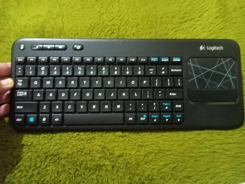 Logitech K400 2in1 Keyboard 1